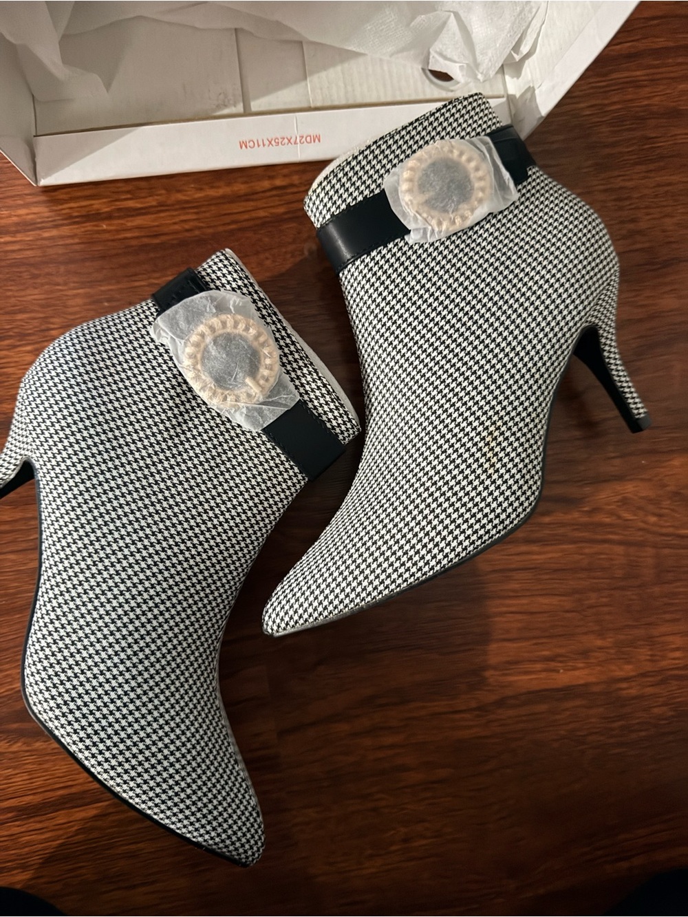 Amazon Essentials Houndstooth Pointed-Toe Ankle Booties - Black & White